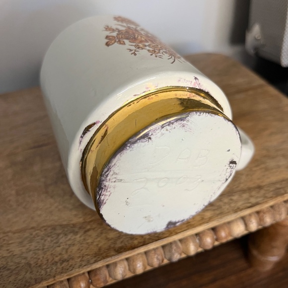 Handmade Vintage Coffee Mug with Floral and Gold details - Picture 6 of 6